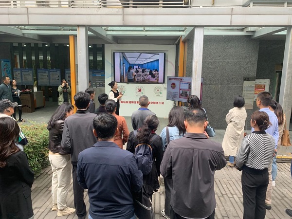 再獲點(diǎn)贊! 成都市委辦公廳、市政府辦公廳和市人社局相關(guān)領(lǐng)導(dǎo)一行參訪由瑞方人力打造的全市首個(gè)就業(yè)小站 第2張 再獲點(diǎn)贊! 成都市委辦公廳、市政府辦公廳和市人社局相關(guān)領(lǐng)導(dǎo)一行參訪由瑞方人力打造的全市首個(gè)就業(yè)小站 第2張