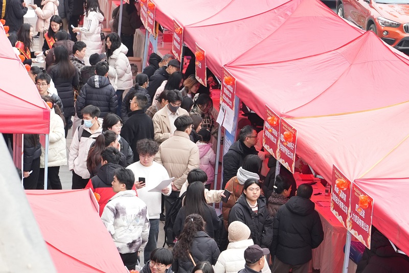 “百米小巷”人潮涌動！瑞方人力助力2025年武侯區(qū)春風行動專場招聘會“開門紅” 第7張