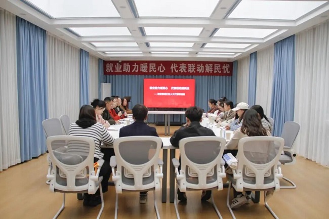 深入一線聽民意!成都市人大代表龔曉鷗在火車南站街道開展就業(yè)指導專題分享活動 第4張 深入一線聽民意!成都市人大代表龔曉鷗在火車南站街道開展就業(yè)指導專題分享活動 第4張